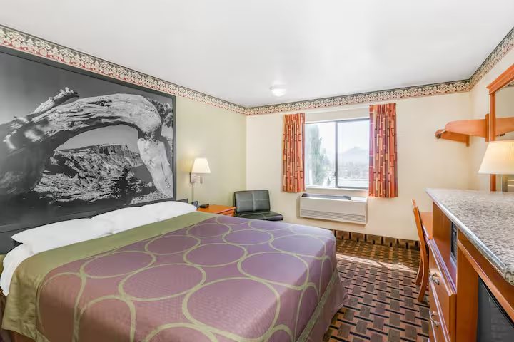 Super 8 by Wyndham Grants Pass — Guest room