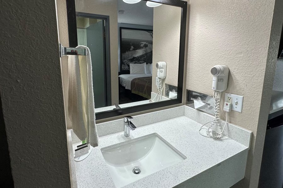 Super 8 by Wyndham Green Bay Near Stadium — Bathroom