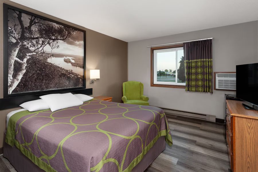 Super 8 by Wyndham Green Bay Near Stadium — Guest room