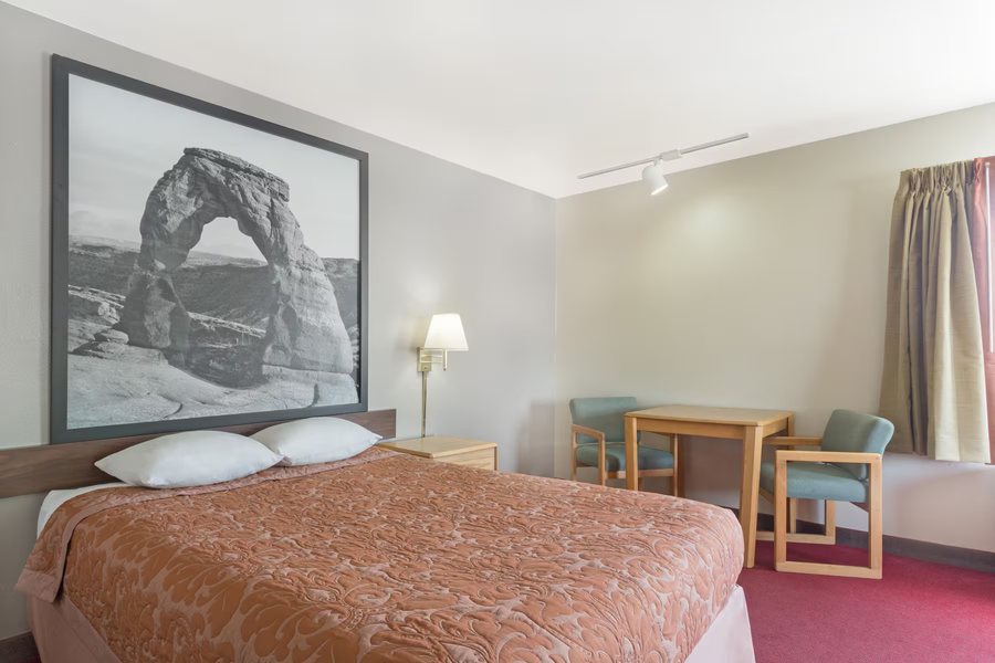 Super 8 by Wyndham Green River — Guest room
