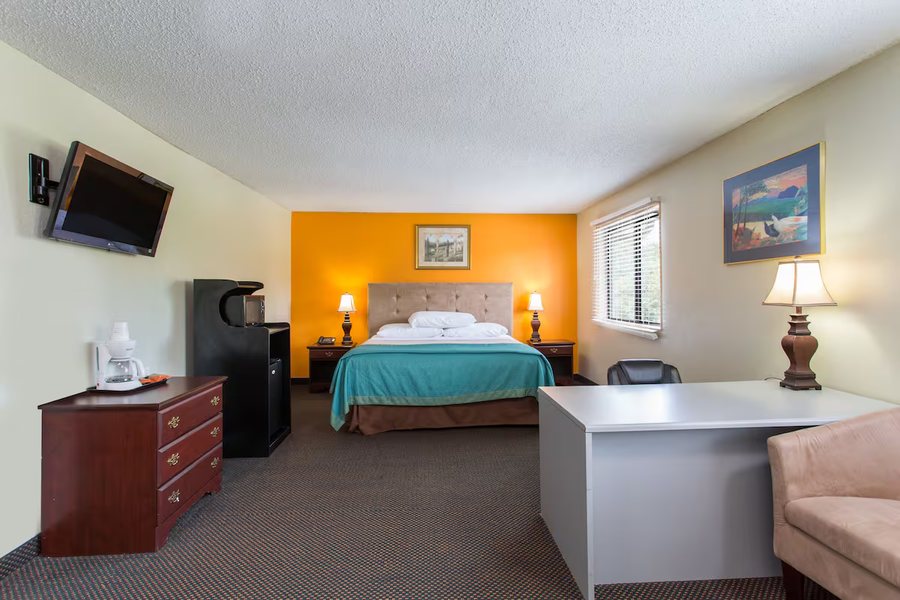 Super 8 by Wyndham Greensboro Coliseum Conv — Guest room