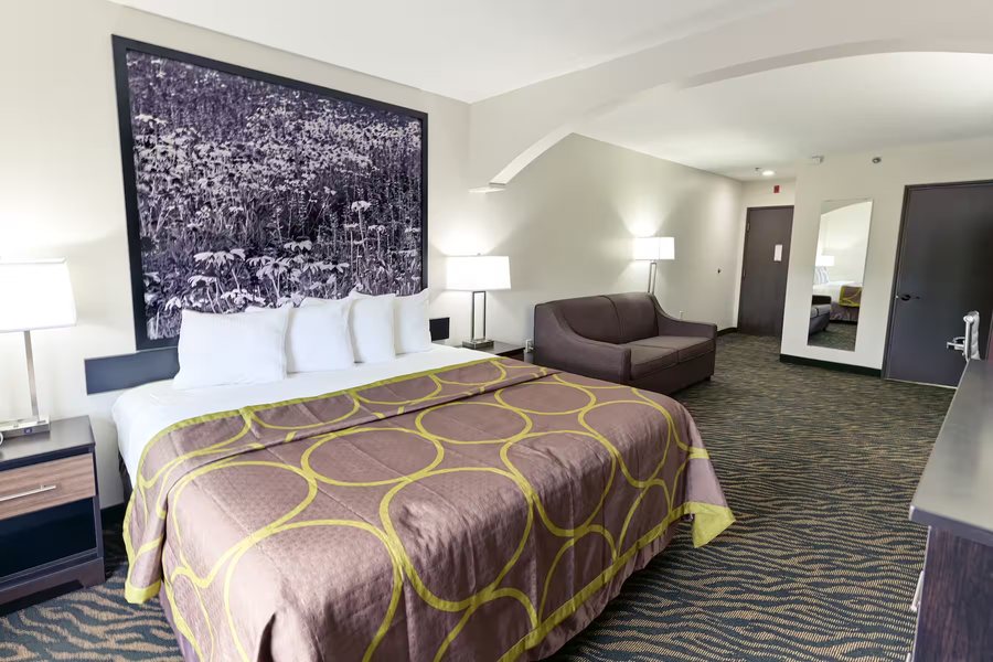 Super 8 by Wyndham Greensboro — Guest room