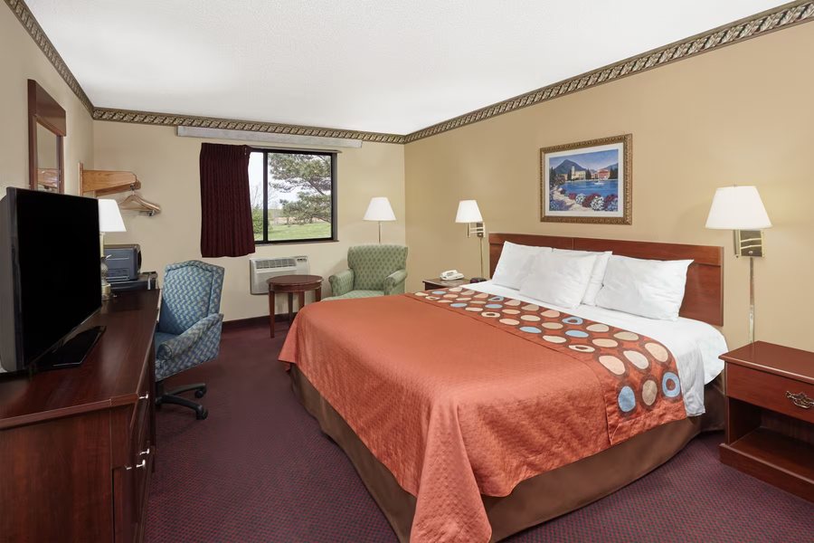 Super 8 by Wyndham Greenville — Guest room