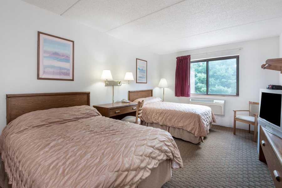 Super 8 by Wyndham Groton — Guest room