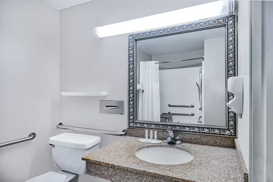 Super 8 by Wyndham Gurnee — Bathroom