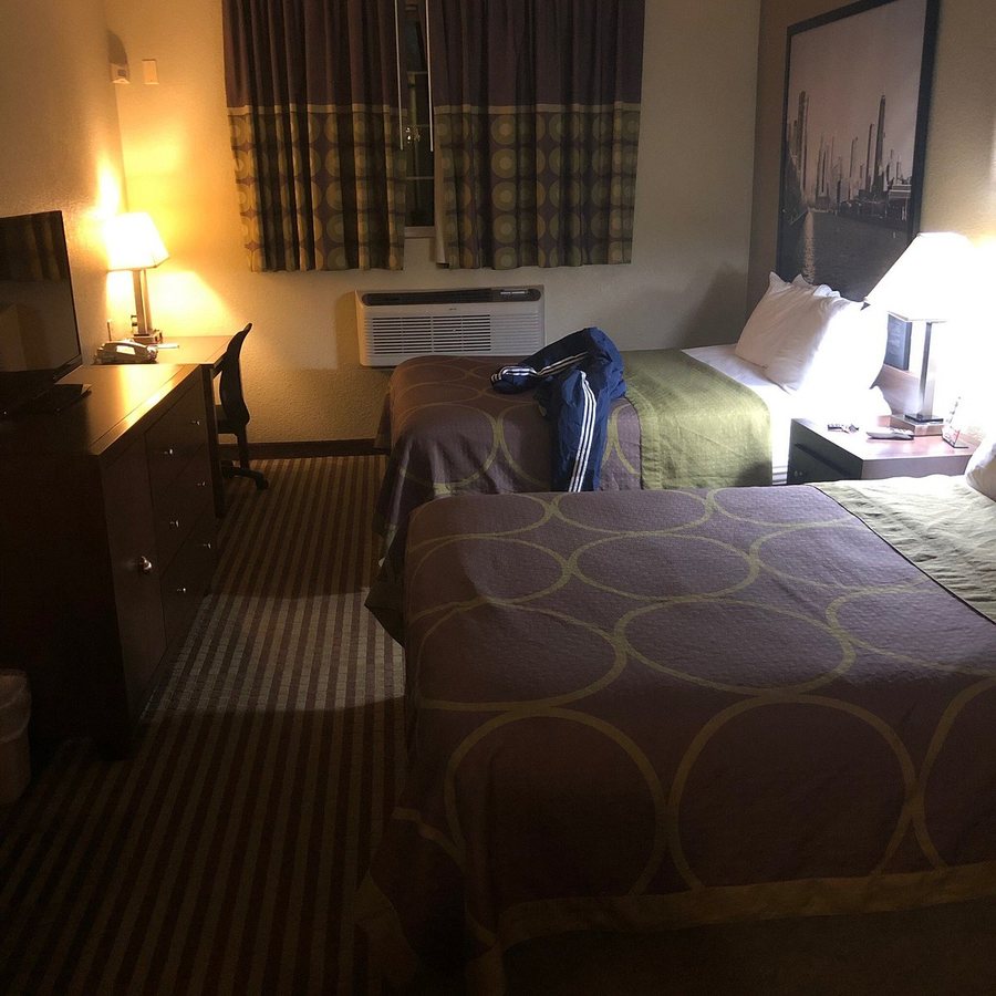 Super 8 by Wyndham Gurnee — Guest room