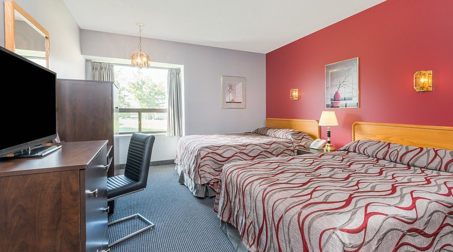 Super 8 by Wyndham Hamilton — Guest room
