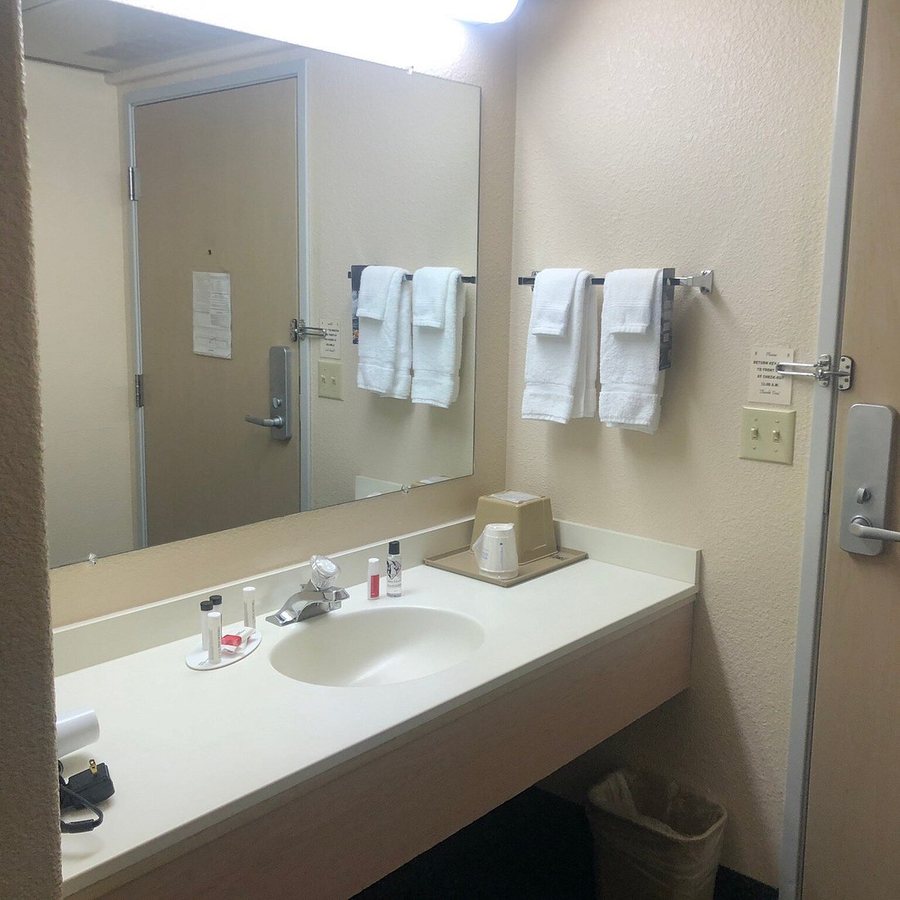 Super 8 by Wyndham Hampton — Bathroom
