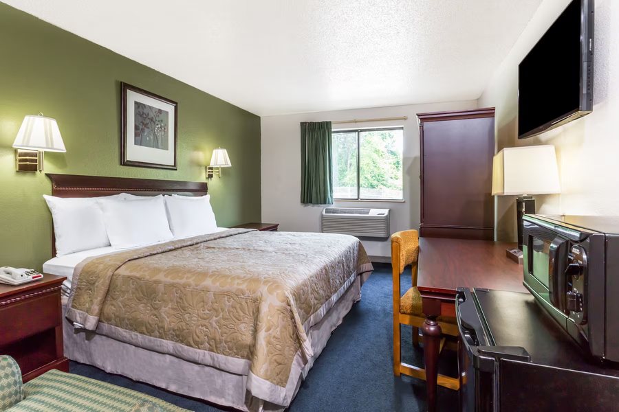 Super 8 by Wyndham Hampton — Guest room