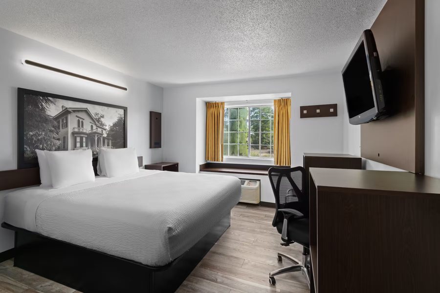 Super 8 by Wyndham Harbison Parkridge Hospital — Guest room
