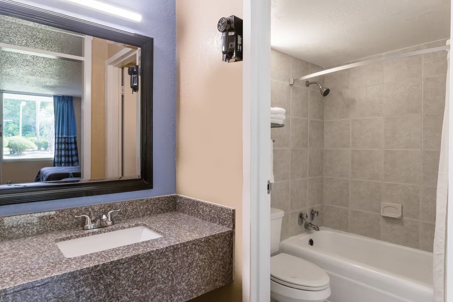 Super 8 by Wyndham Hardeeville — Bathroom