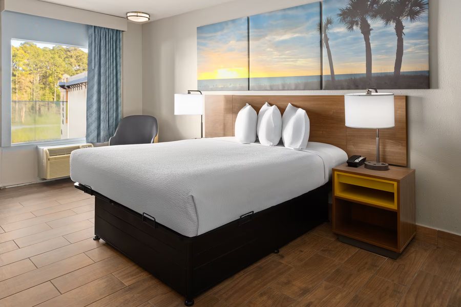 Super 8 by Wyndham Hardeeville — Guest room