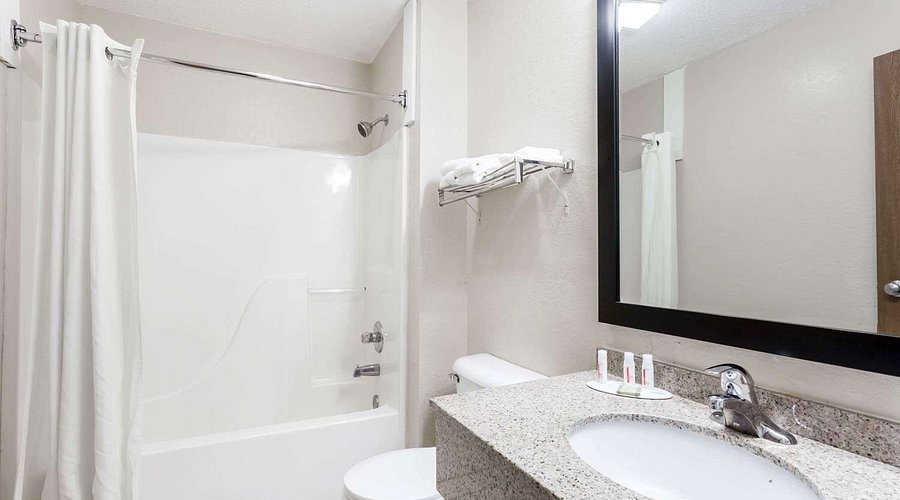 Super 8 by Wyndham Harrisburg — Bathroom