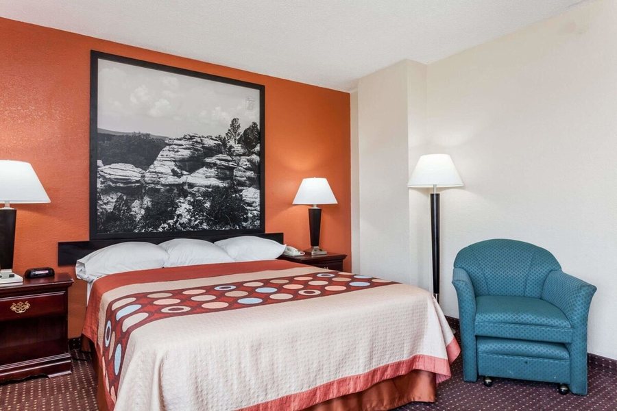 Super 8 by Wyndham Harrisburg — Guest room