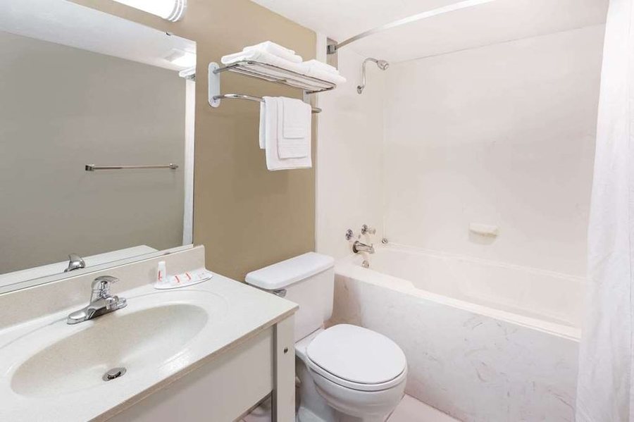 Super 8 by Wyndham Harrison AR — Bathroom