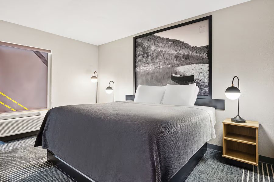 Super 8 by Wyndham Harrison AR — Guest room