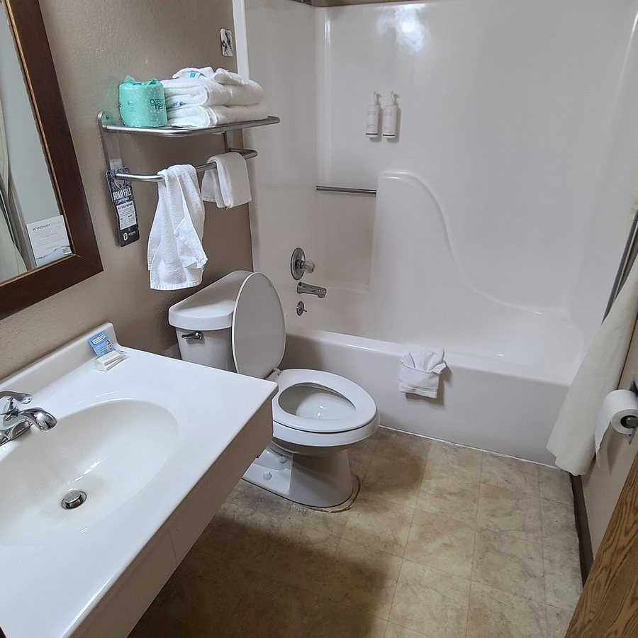 Super 8 by Wyndham Hays KS — Bathroom
