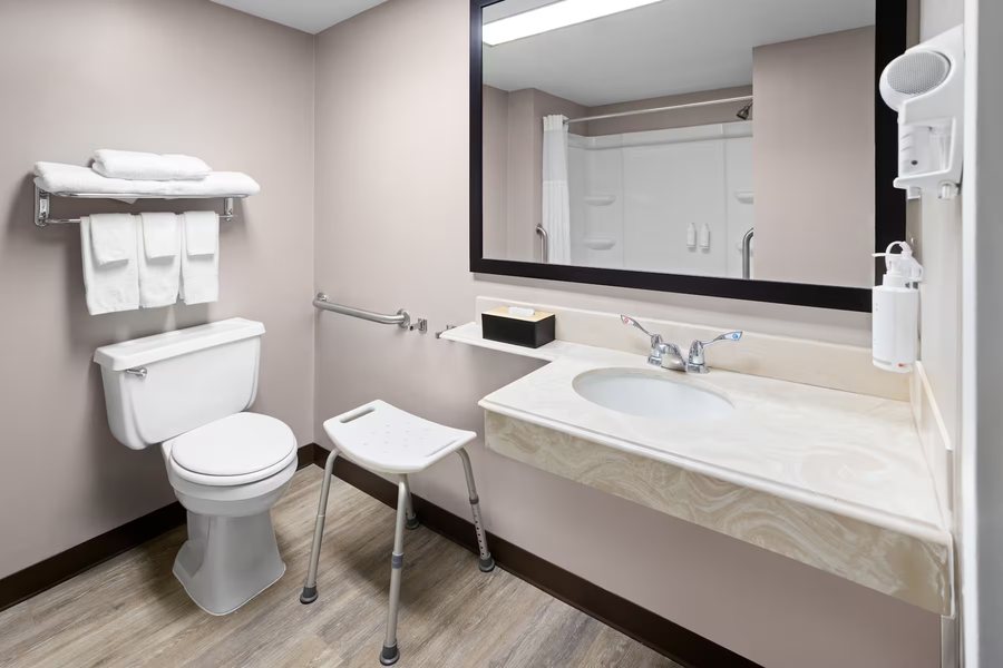 Super 8 by Wyndham Henrietta Rochester Area — Bathroom