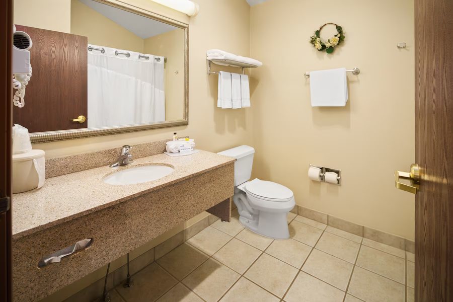 Super 8 by Wyndham Hill City Mt Rushmore Area — Bathroom