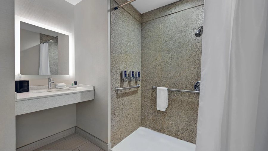 Super 8 by Wyndham Homewood Birmingham Area — Bathroom