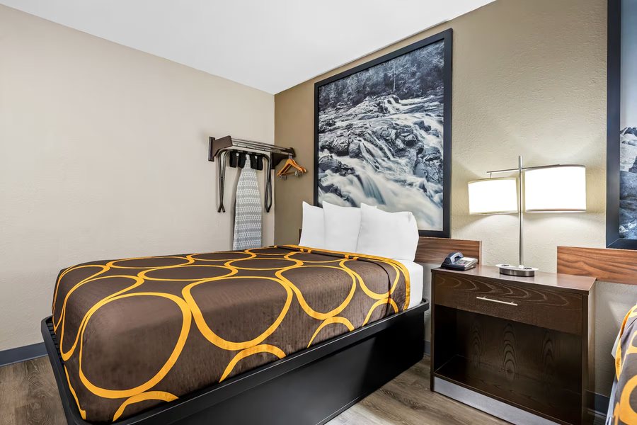 Super 8 by Wyndham Homewood Birmingham Area — Guest room