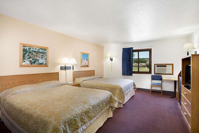Super 8 by Wyndham Hot Springs — Guest room
