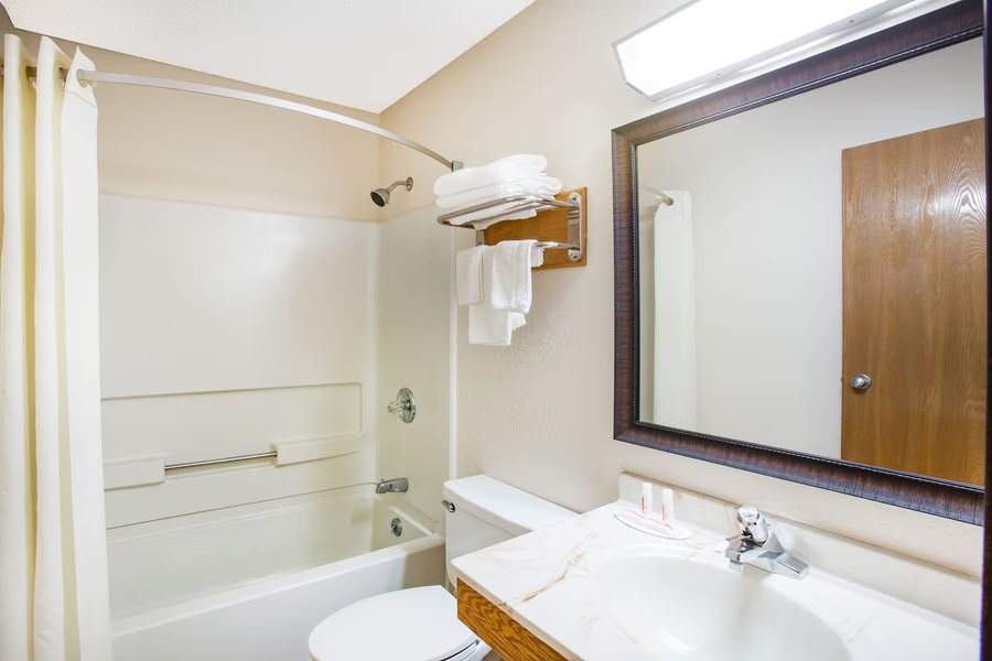 Super 8 by Wyndham Hot Springs — Bathroom