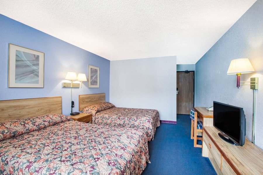 Super 8 by Wyndham Hot Springs — Guest room