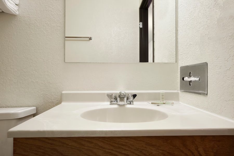 Super 8 by Wyndham Houghton — Bathroom