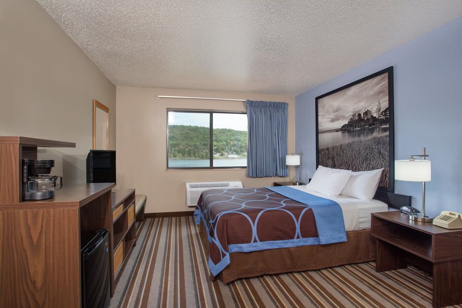 Super 8 by Wyndham Houghton — Guest room
