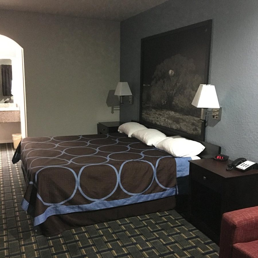 Super 8 by Wyndham Houston Brookhollow NW — Guest room