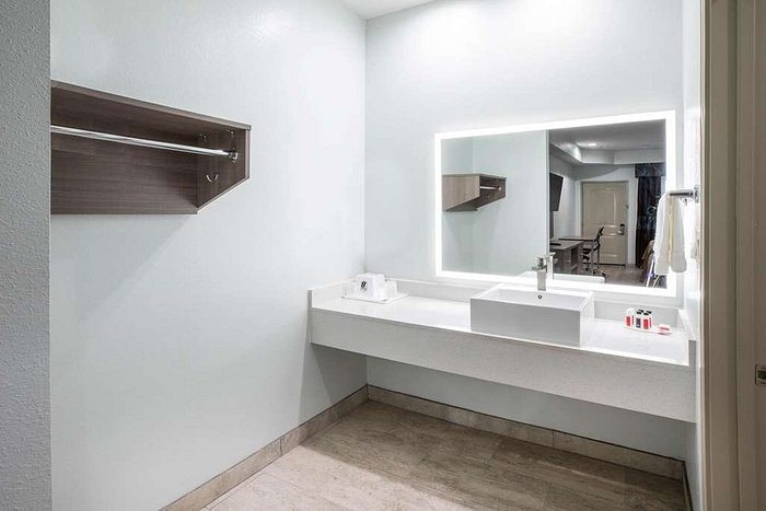 Super 8 by Wyndham Houston Dtwn I 610 — Bathroom