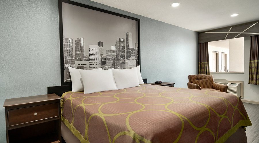 Super 8 by Wyndham Houston Dtwn I 610 — Guest room