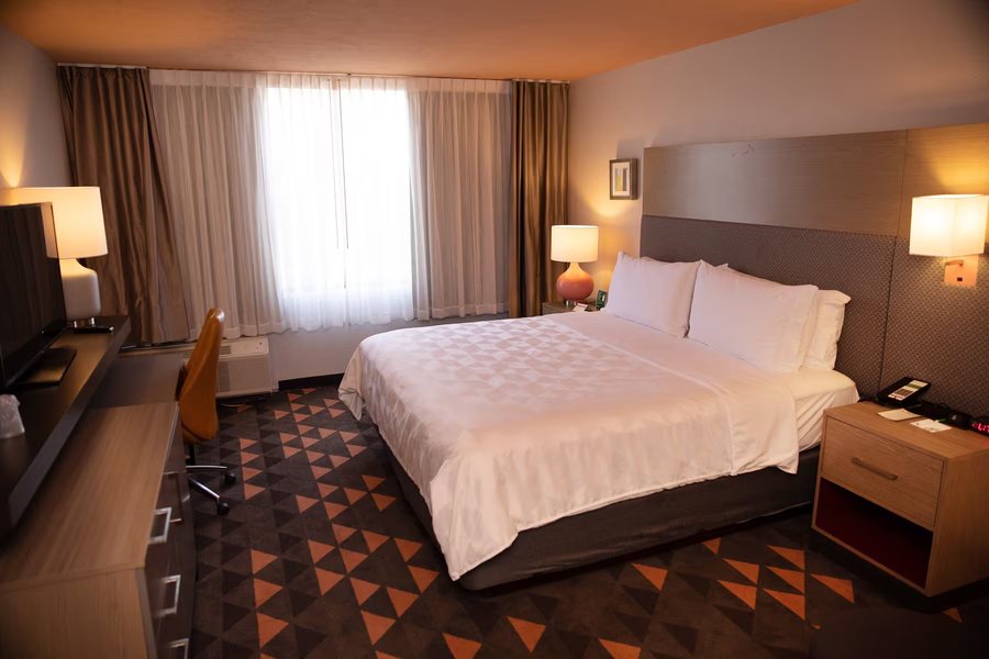 Super 8 by Wyndham Houston Hobby Airport South — Guest room