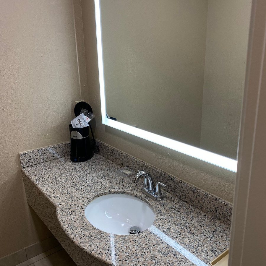 Super 8 by Wyndham Houston I 10 Federal Road — Bathroom