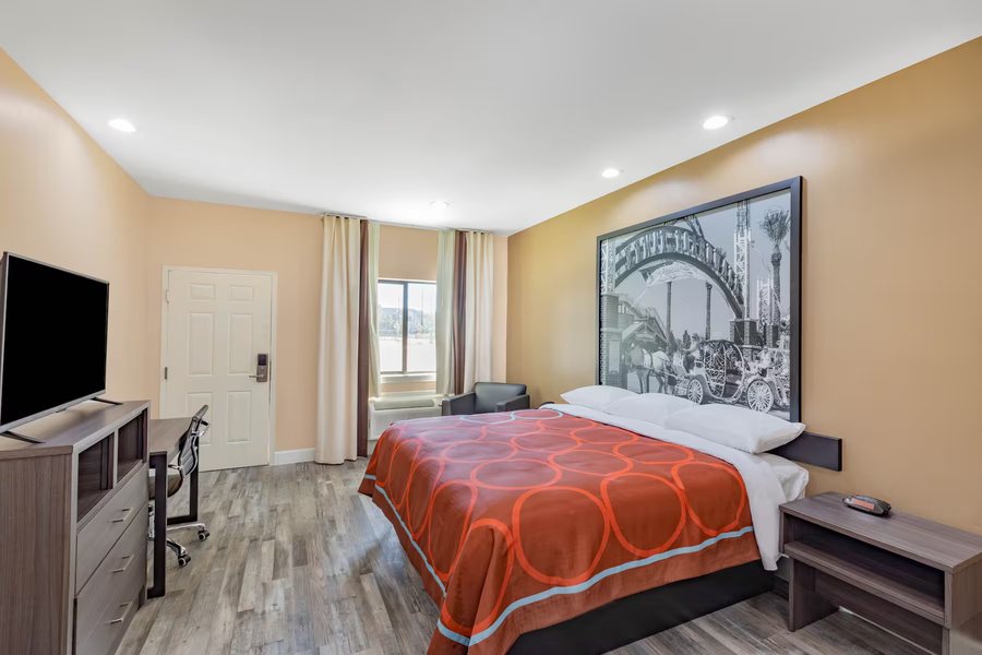 Super 8 by Wyndham Houston North I 45 — Guest room