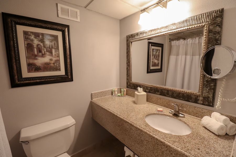 Super 8 by Wyndham Houston Northwest Cypress — Bathroom