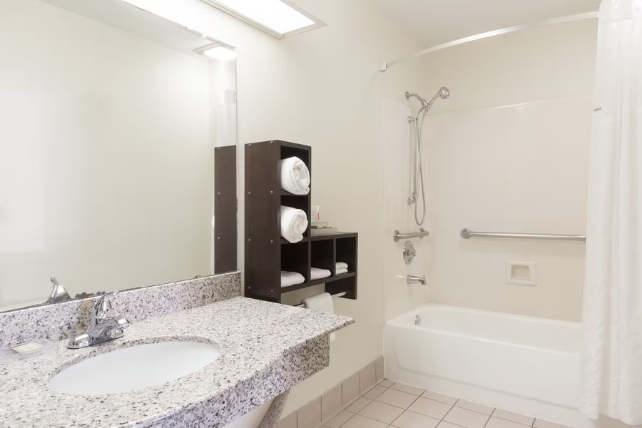 Super 8 by Wyndham Houston Webster NASA — Bathroom