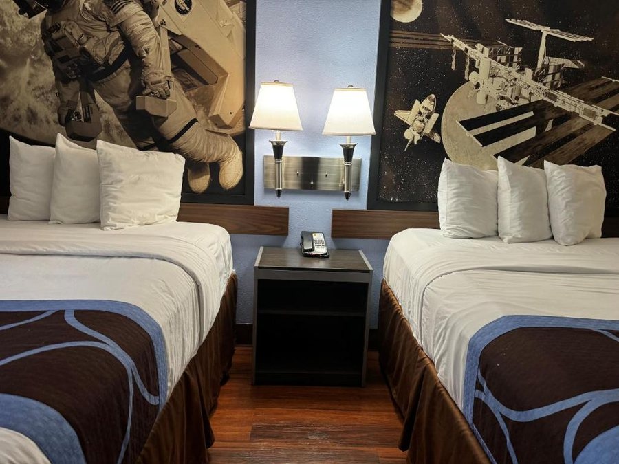 Super 8 by Wyndham Houston Webster NASA — Guest room