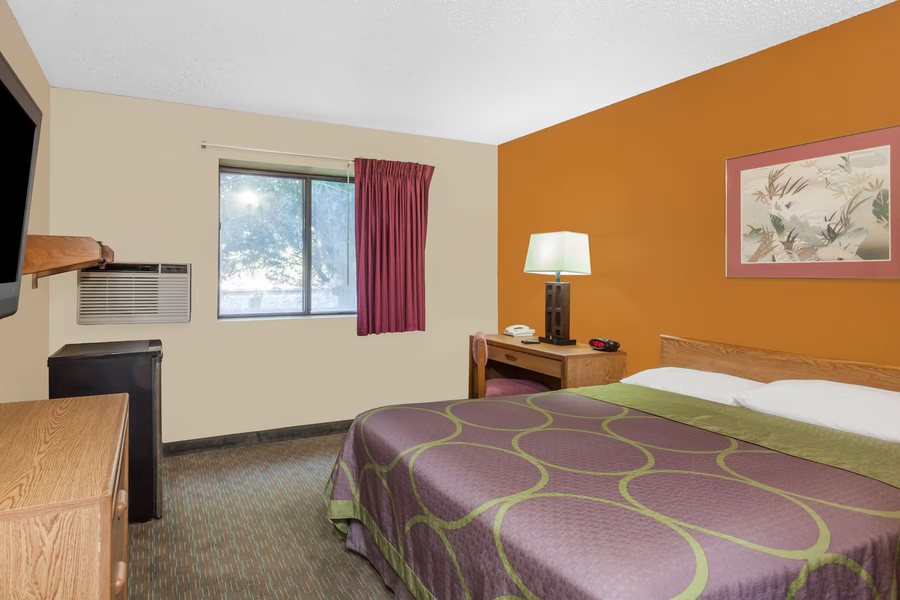 Super 8 by Wyndham Huntersville Charlotte Area — Guest room