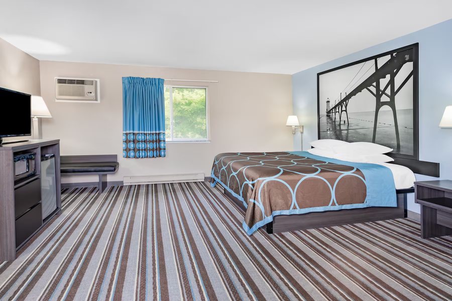 Super 8 by Wyndham Huron — Guest room