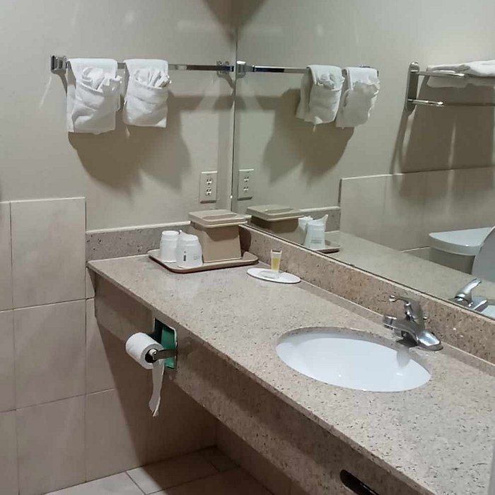 Super 8 By Wyndham Iah West greenspoint — Bathroom