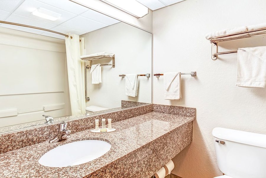 Super 8 by Wyndham Idaho Falls — Bathroom