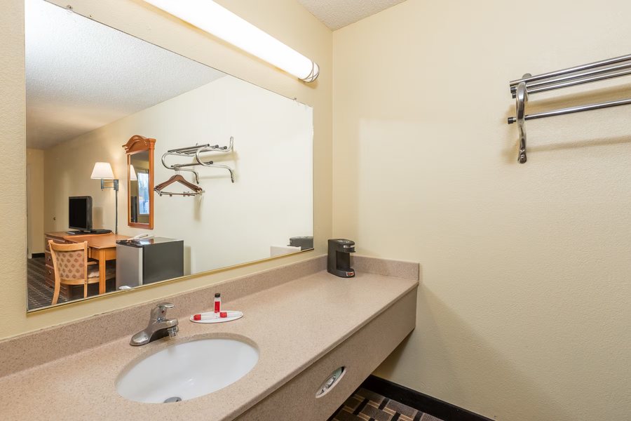 Super 8 by Wyndham Indianapolis Emerson Ave — Bathroom