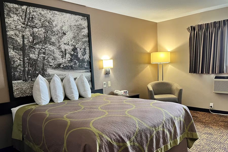 Super 8 by Wyndham Indianapolis — Guest room