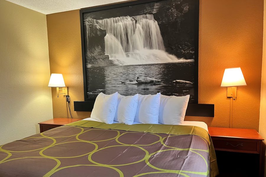 Super 8 by Wyndham Indianapolis NE Castleton Area — Guest room