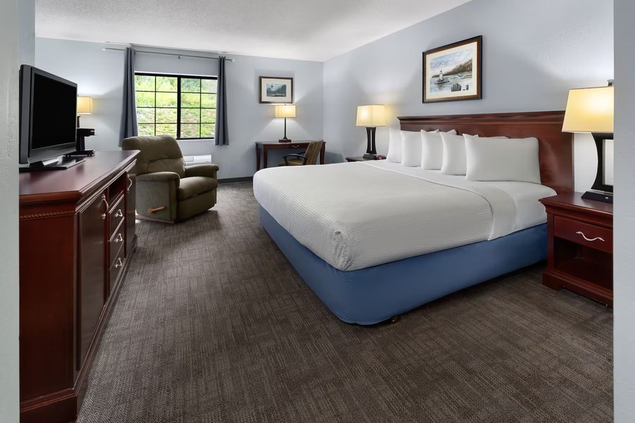 Super 8 by Wyndham Iron Mountain — Guest room