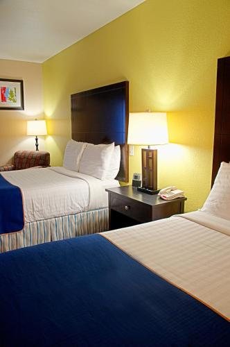 Super 8 by Wyndham Irving DFW Apt North — Guest room