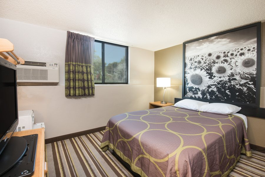 Super 8 by Wyndham Jamestown — Guest room