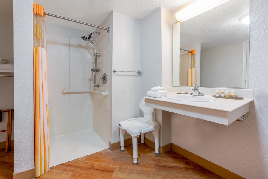 Super 8 By Wyndham Jasper Texas — Bathroom